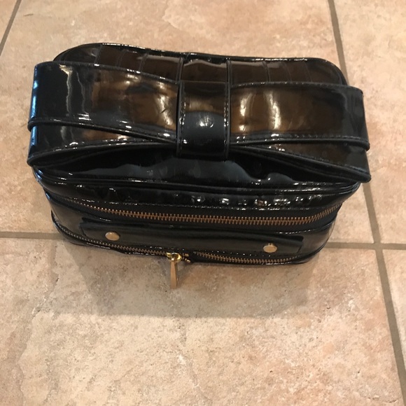 Zac Posen Handbags - ♦️ 5 for $25! ♦️ Bow Makeup case